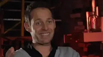 من هو المخرج البريطاني كولين تيج صاحب مسلسل السفارة 87؟